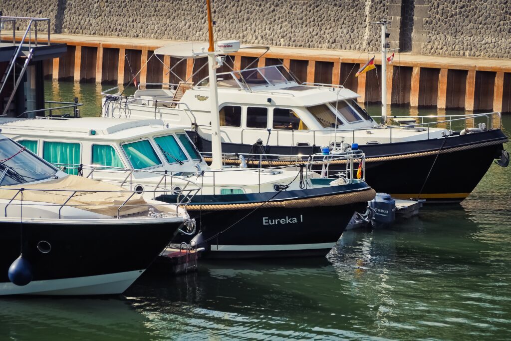 Boote im Yachthafen als Ausflugsziel in Aurich – idyllischer Hafen mit Freizeitbooten und maritimer Atmosphäre in Ostfriesland.