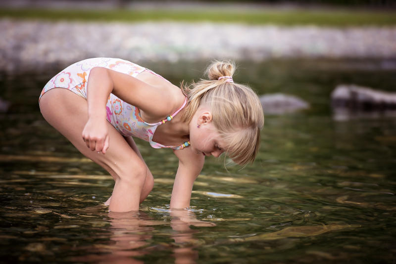 Kind spielt im Badesee
