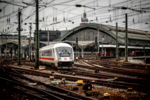 Ein Zug der Deutschen Bahn fährt am Hauptbahnhof ein, idealer Ausgangspunkt für Ausflugsziele in Oldenburg.