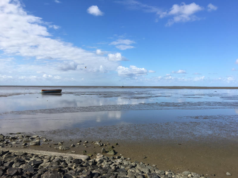 Watt in Ostfriesland unter blauem Himmel
